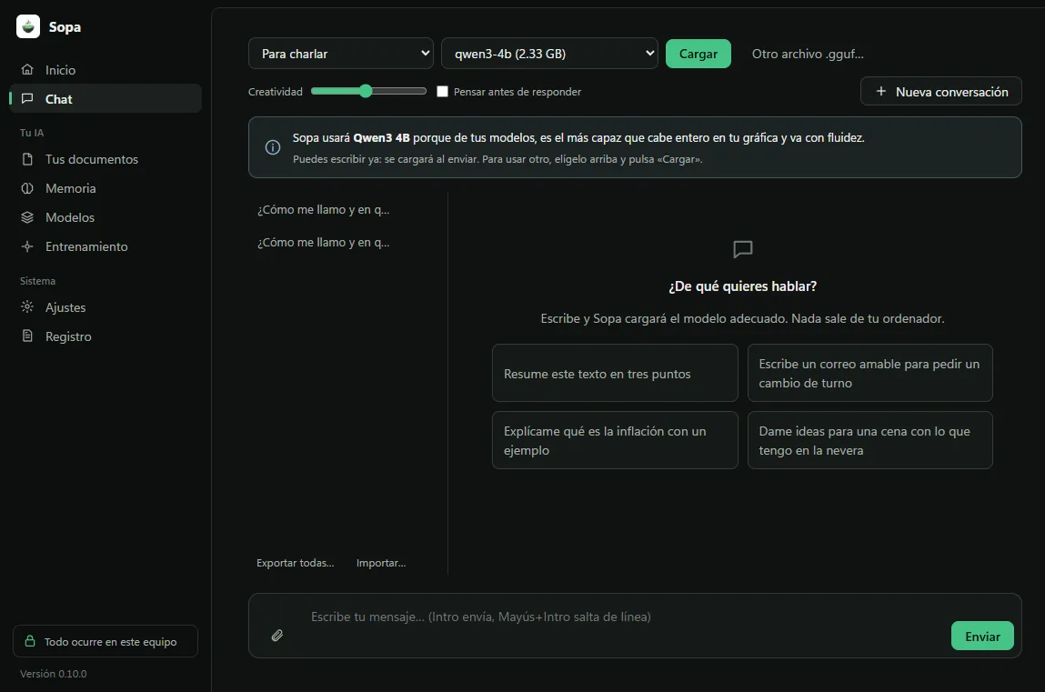 Sopa Desktop en tema oscuro, vista Chat: «Para charlar» elegido y el aviso «Sopa usará Qwen3 4B porque de tus modelos, es el más capaz que cabe entero en tu gráfica y va con fluidez», con sugerencias para empezar a escribir