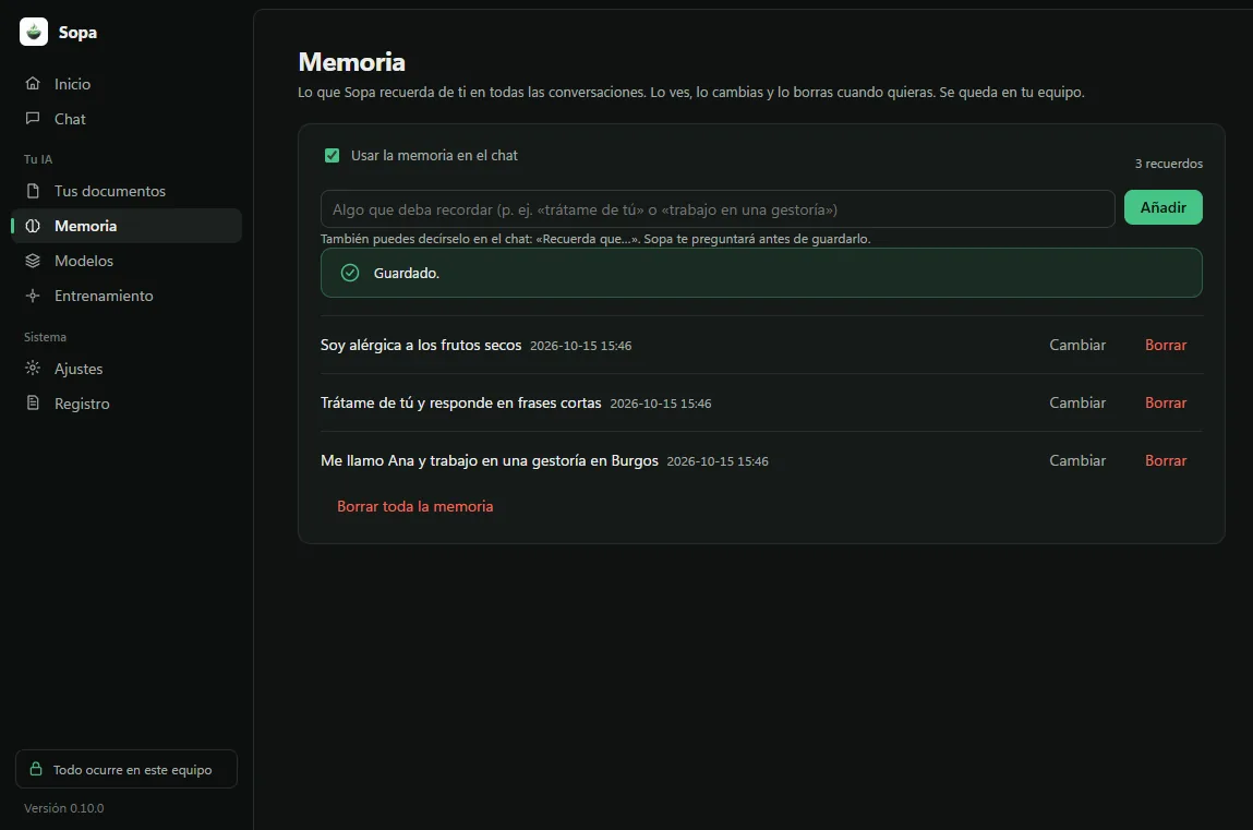 Sopa Desktop en tema oscuro, vista Memoria: tres recuerdos de ejemplo, como «Trátame de tú y responde en frases cortas», cada uno con Cambiar y Borrar, y la opción de usar la memoria en el chat